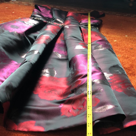 Beautiful dress-perfect for a fancy night out or mother of the bride. Size 8 - Picture 11 of 11